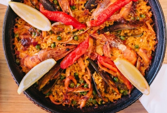 How To Make Spanish Paella Valenciana With Seafood Rabbit
