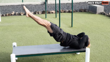 The Classic Ab Exercise That Trainers Are Bringing Back